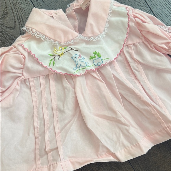 Pink Baby Two-Piece Dress Set with Embroidered Bib - Easter - Vintage 0-3 months - Picture 4 of 9